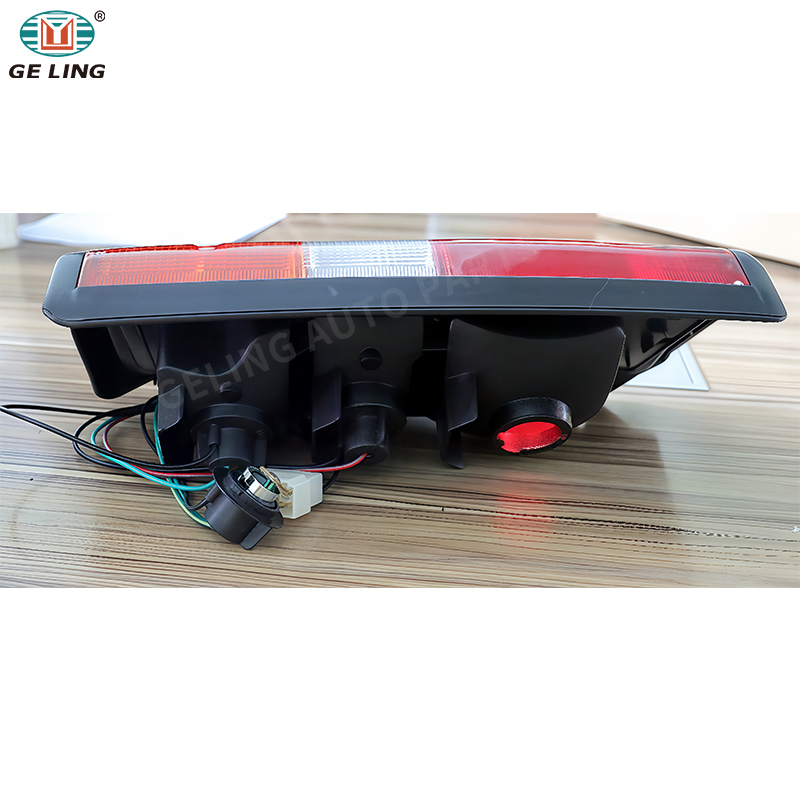 Luz trasera B655001N00 para Nissan E24