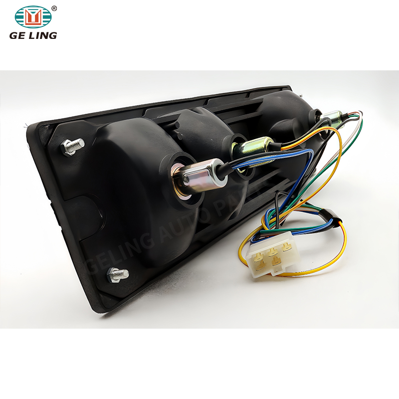 L&aacute;mpara trasera 5822300183 para Isuzu 600P Fsr112 372