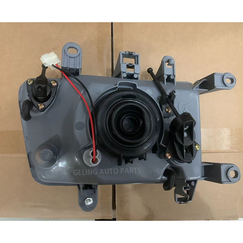 Фара 8113035110 для Toyota Hilux 1998 г.в.